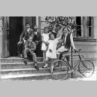 094-0166 Otto Troyke mit den Kindern vor seinem Haus in Schirrau 1929.jpg